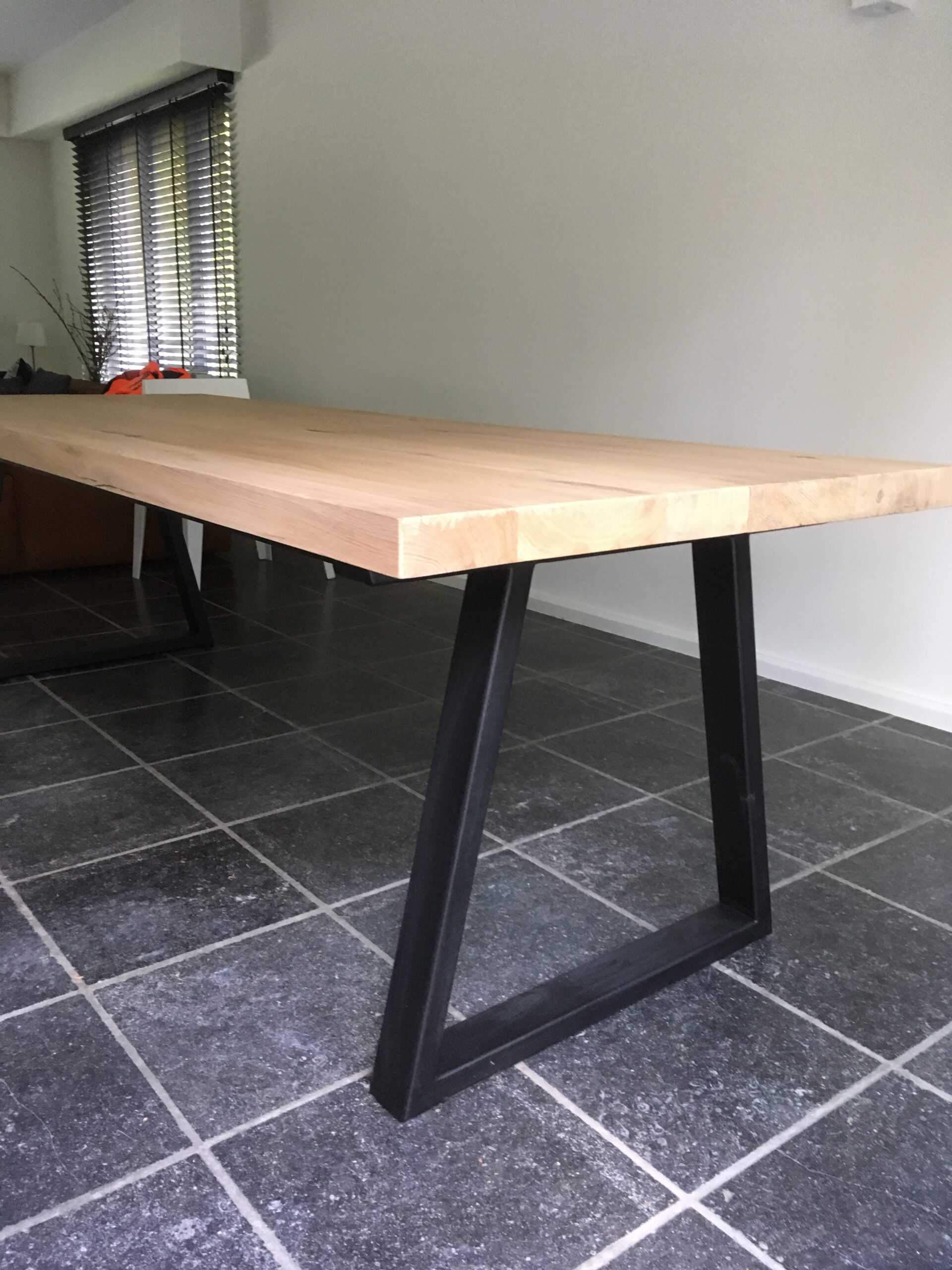 houten tafel met staal